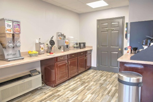 Days Inn by Wyndham Harriman image 13