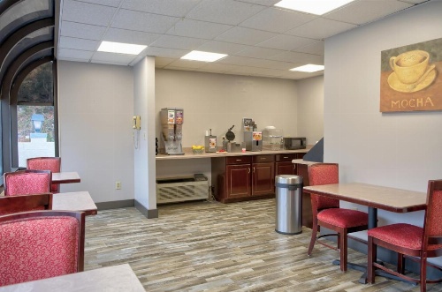 Days Inn by Wyndham Harriman image 3