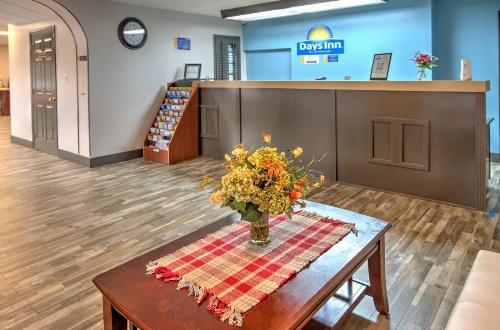 Days Inn by Wyndham Harriman image 5